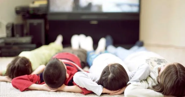 Fotografía de archivo de niños viendo la televisión. | Qué. Fotografía de archivo de niños viendo la televisión. | Qué.