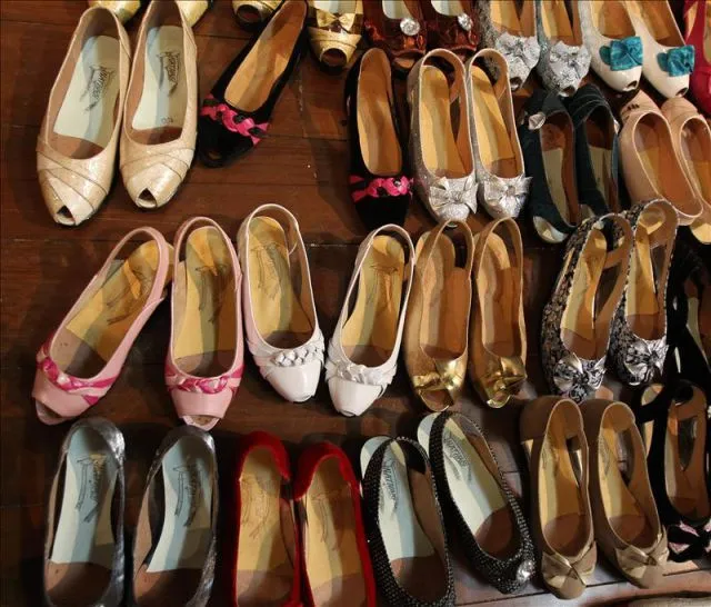 Fotografía de zapatos de cholitas bolivianas en la exhibición "Los ... Fotografía de zapatos de cholitas bolivianas en la exhibición "Los ...