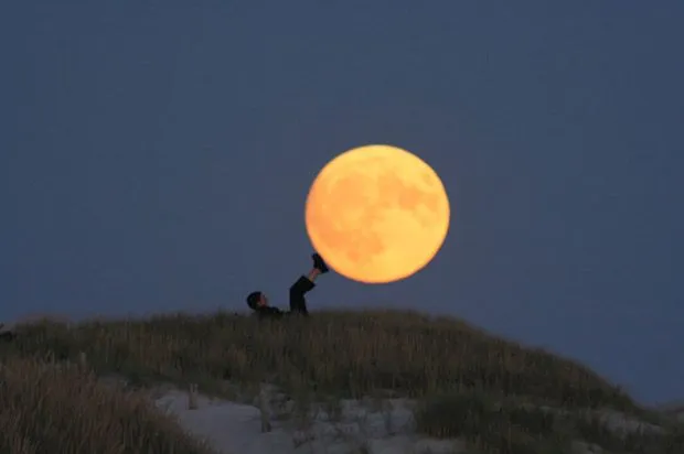 El fotógrafo Laurent Lavender juega con la luna | Arte y Diseño ... El fotógrafo Laurent Lavender juega con la luna | Arte y Diseño ...
