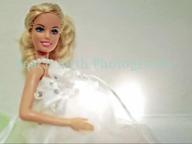 Fotos: Artista retrata a Barbie embarazada y en parto - Terra México