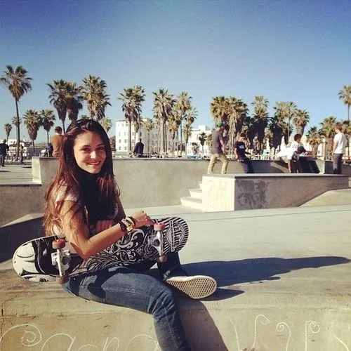 Kiss My Vans — ¡Amigas y patinetas!