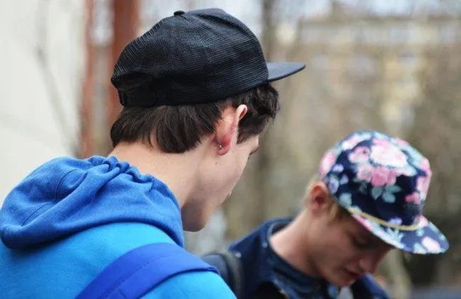 Chicos lindos con gorras planas - Imagui