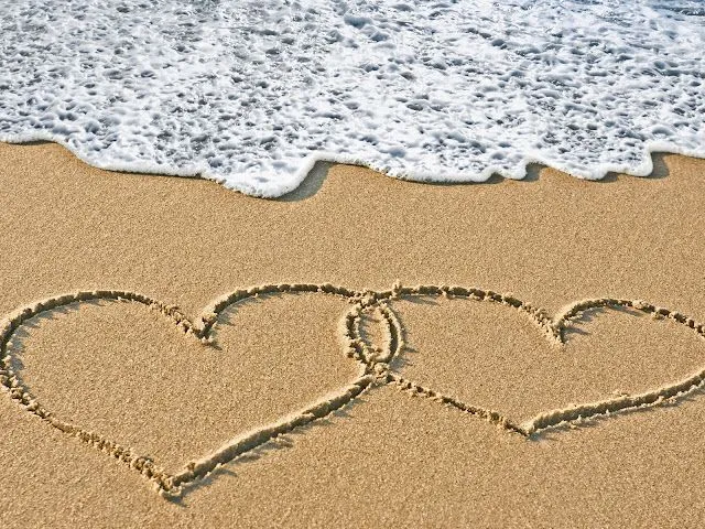 Fotos de corazón dibujado en la arena del mar Mejores fotos del ...