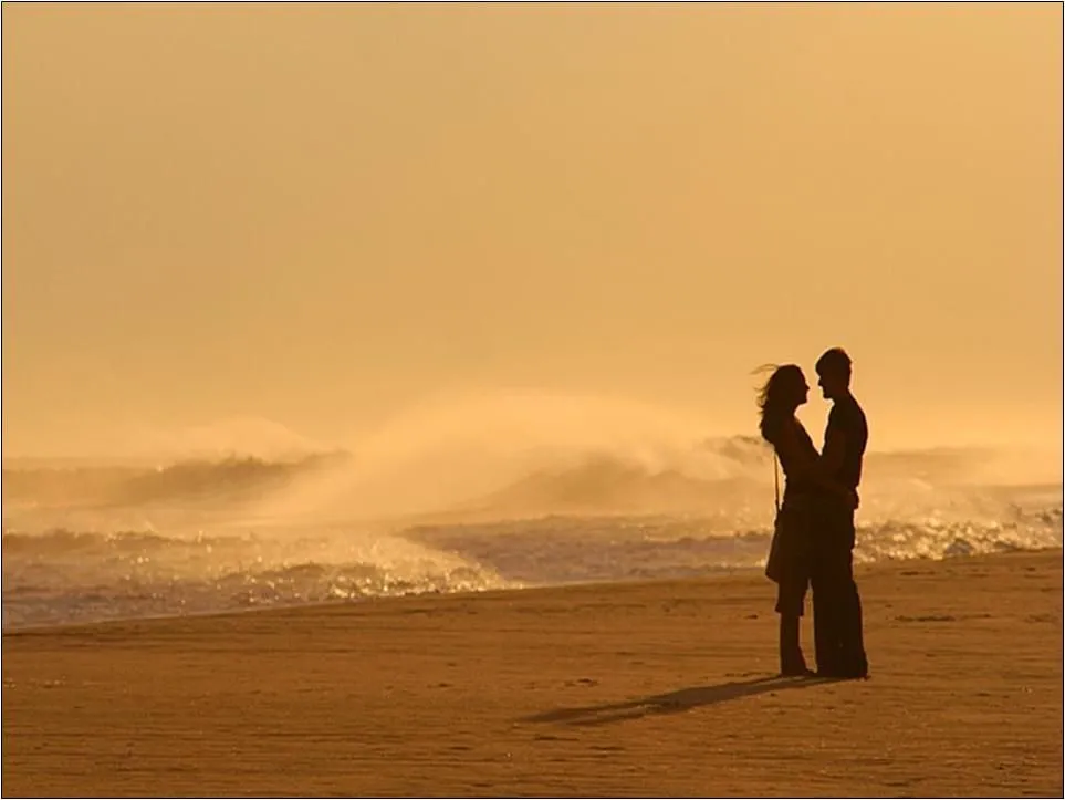 pareja atardeciendo en la playa