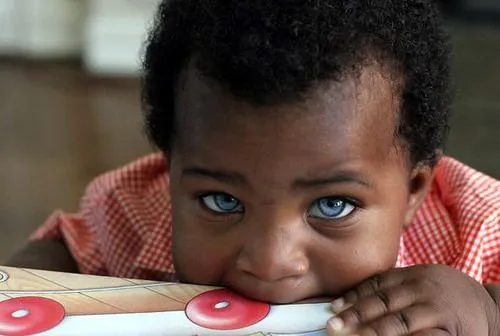 Fotos de niñito negro con ojos azules ~ Locuras en la Web Fotos de niñito negro con ojos azules ~ Locuras en la Web
