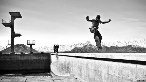 FOTOS: sobre una patineta para escapar de la violencia en ...