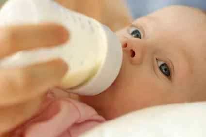 Las fotos de recién nacidos tomando biberón, ¿son adecuadas?