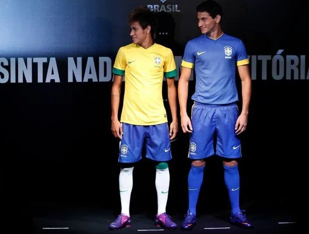 Con la frase 'Nacido para jugar fútbol' en una manga, Neymar ... Con la frase 'Nacido para jugar fútbol' en una manga, Neymar ...