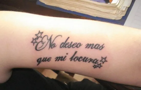 Frase: No deseo más que mi locura + Estrellas - Tatuajes para Mujeres