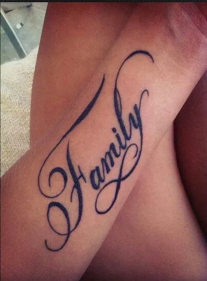 Frase: Family & Signo Infinito - Tatuajes para Mujeres Frase: Family & Signo Infinito - Tatuajes para Mujeres