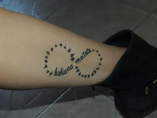 Frase: Hakuna Matata, Infinito y Aves - Tatuajes para Mujeres