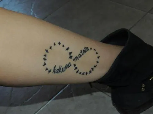 Frase: Hakuna Matata, Infinito y Aves - Tatuajes para Mujeres Frase: Hakuna Matata, Infinito y Aves - Tatuajes para Mujeres
