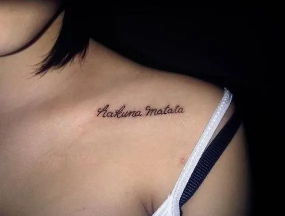 Frase: Hakuna Matata - Tatuajes para Mujeres