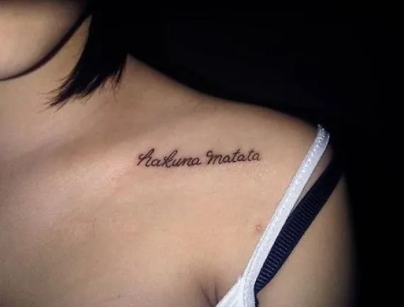 Frase: Hakuna Matata - Tatuajes para Mujeres Frase: Hakuna Matata - Tatuajes para Mujeres