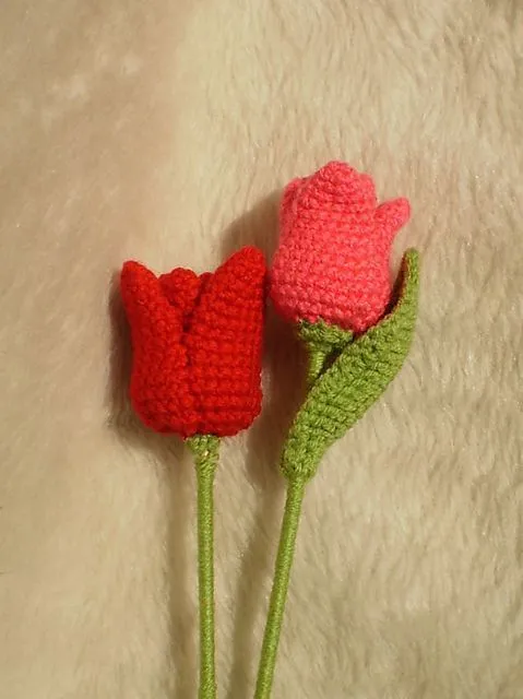 Free crochet tulip pattern: http://www.ravelry.com/patterns ...