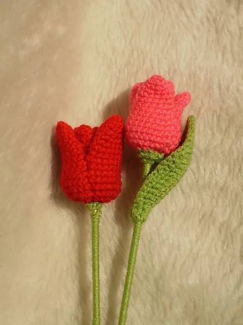 Free crochet tulip pattern: http://www.ravelry.com/patterns ... Free crochet tulip pattern: http://www.ravelry.com/patterns ...