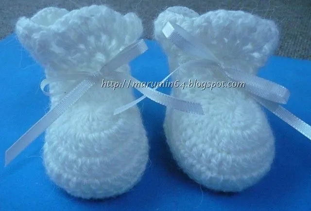 Free pattern Ravelry: Los Zapatitos (White Booties) pattern by ... Free pattern Ravelry: Los Zapatitos (White Booties) pattern by ...
