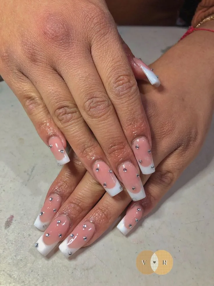 French | Uñas con piedras, Uñas rojas con piedras, Manicura de uñas French | Uñas con piedras, Uñas rojas con piedras, Manicura de uñas