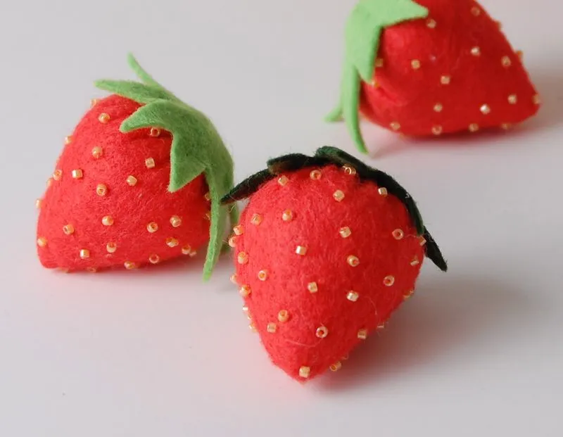 Como hacer fresas con fieltro