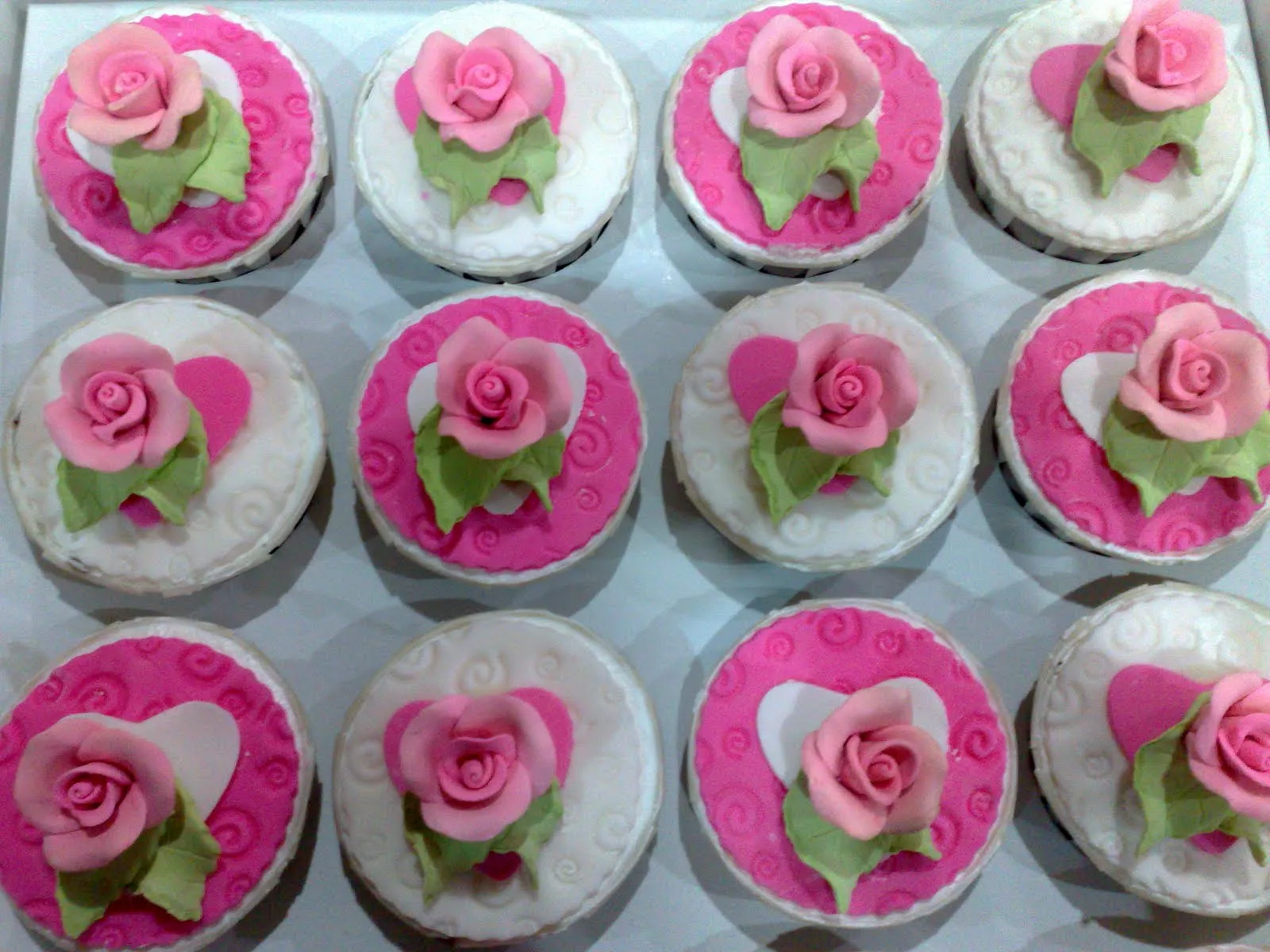 fresh from the oven: Sweet Pink Fondant Cupcakes fresh from the oven: Sweet Pink Fondant Cupcakes