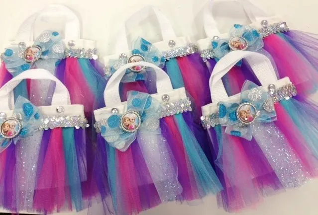 Frozen themed mini tutu bag party favors | Centros de mesas y ... Frozen themed mini tutu bag party favors | Centros de mesas y ...