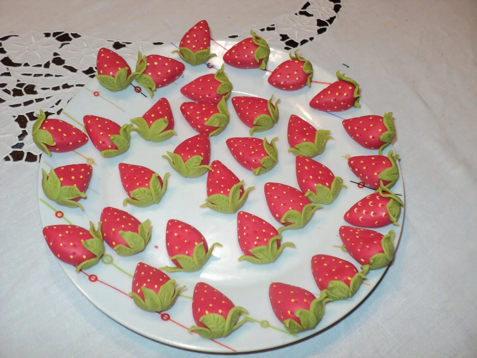 frutillitas de porcelana fría que estoy preparando como souvenir ... frutillitas de porcelana fría que estoy preparando como souvenir ...