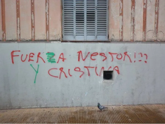 Fuerza Néstor y Cristina - GRaFiTi - Escritos en la calle Fuerza Néstor y Cristina - GRaFiTi - Escritos en la calle