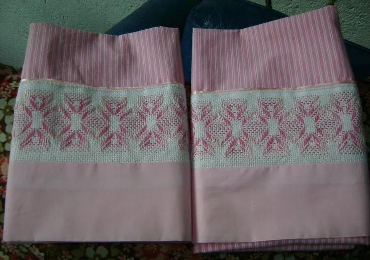 Fundas en rosa para almohadas. Bordadas a mano en punto yugoslavo ... Fundas en rosa para almohadas. Bordadas a mano en punto yugoslavo ...