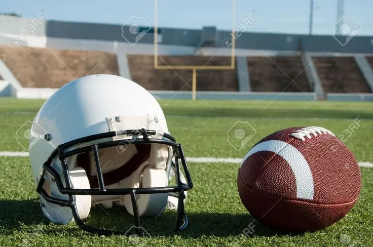 Fútbol Americano. Pelota y casco en el campo de juego. | Love ... Fútbol Americano. Pelota y casco en el campo de juego. | Love ...