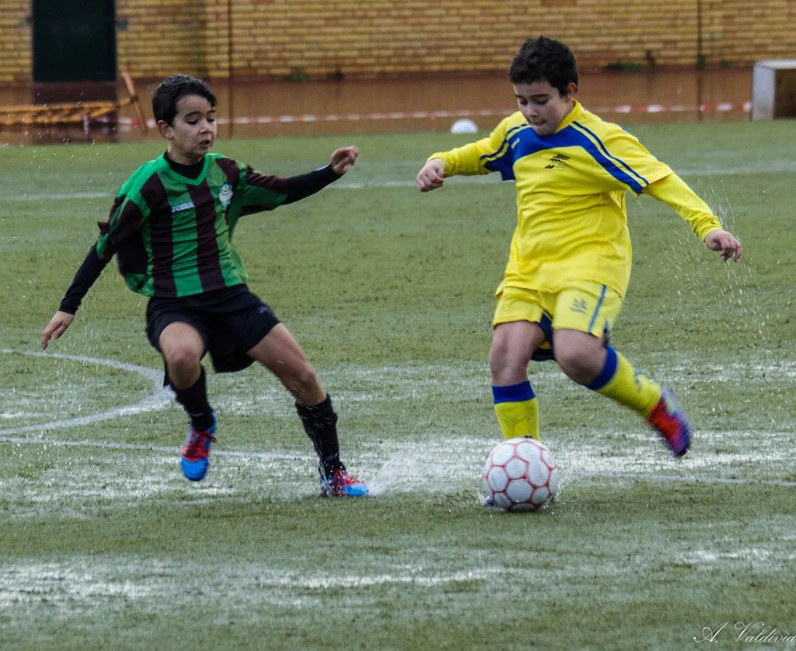 FUTBOL DE NIÑOS: ALJARAQUE 1 - ATL. TARTESSOS 6. JUGANDO BAJO LA ...