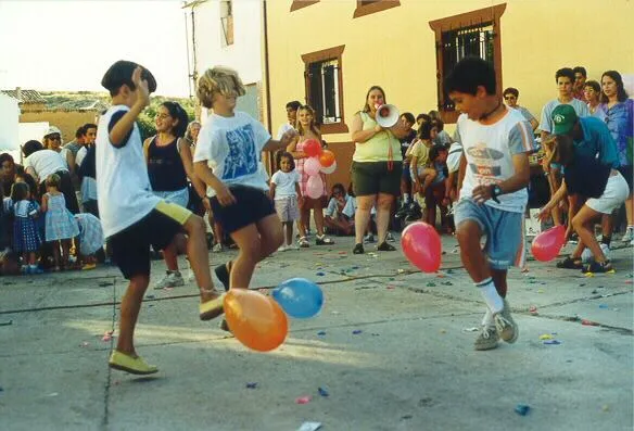 ninos jugando a los globos