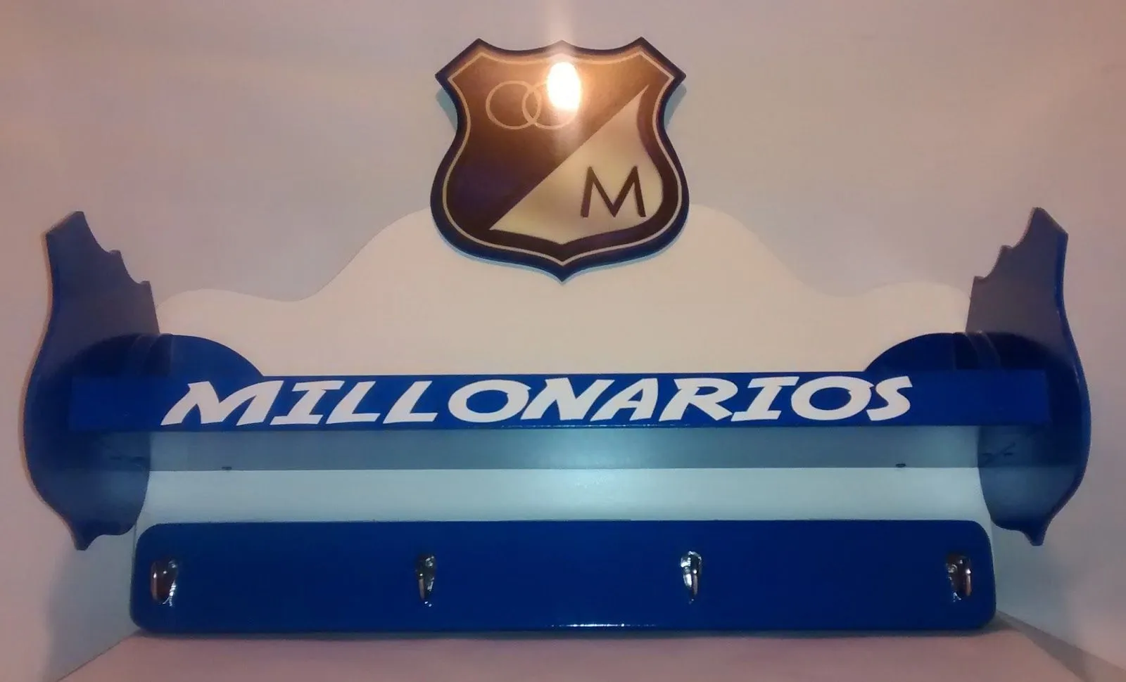GALERIA ARTE Y DISEÑO & MADEKIDS: REPISA Y PERCHERO DEPORTIVA MILLONARIOS GALERIA ARTE Y DISEÑO & MADEKIDS: REPISA Y PERCHERO DEPORTIVA MILLONARIOS