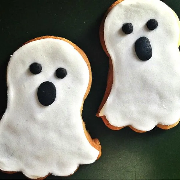 Cómo hacer GALLETAS de FANTASMAS para HALLOWEEN - Receta fácil y divertida Cómo hacer GALLETAS de FANTASMAS para HALLOWEEN - Receta fácil y divertida