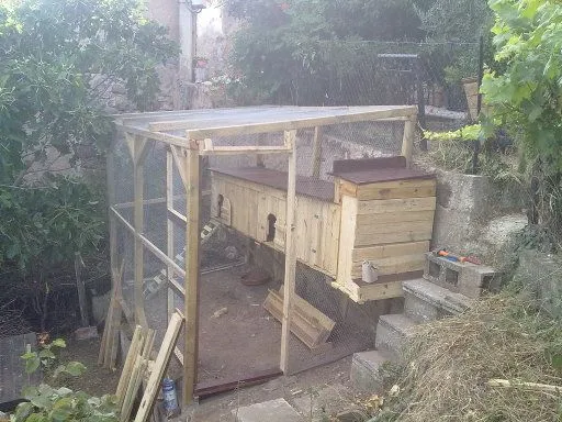 Gallinero hecho con palets | Hacer bricolaje es facilisimo. Gallinero hecho con palets | Hacer bricolaje es facilisimo.