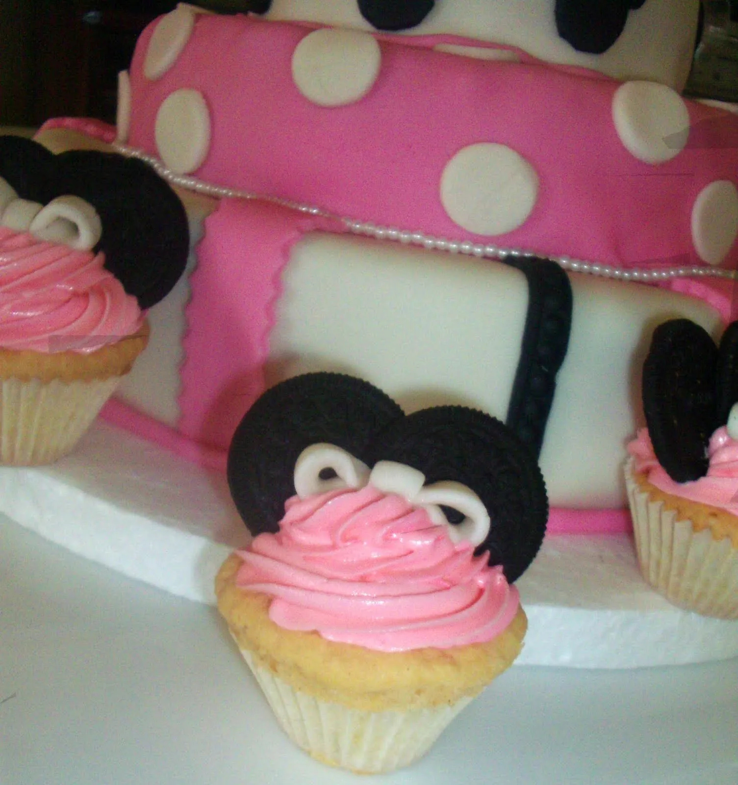 GANACHE PASTELERÍA CREATIVA: TORTA DE MINNIE MOUSE