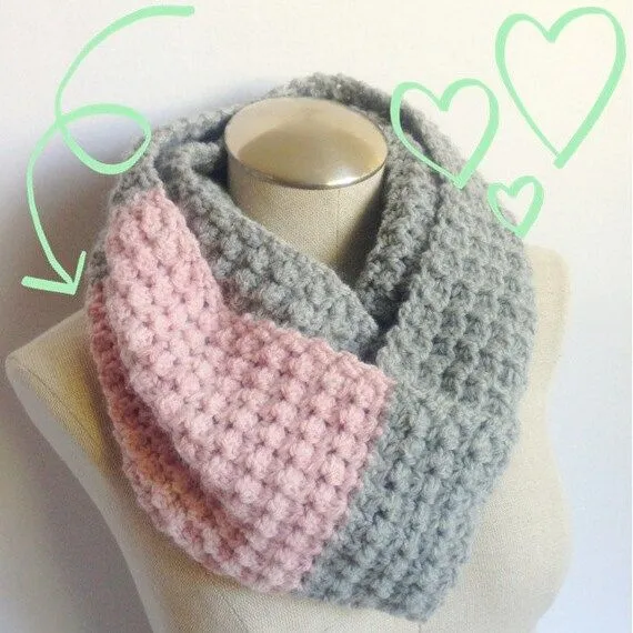 ganchillo bufanda gris/rosa mobius gris de por LynnandThings ganchillo bufanda gris/rosa mobius gris de por LynnandThings