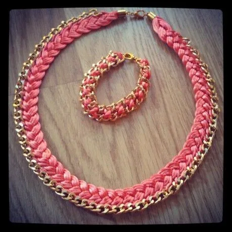 Gargantilla y pulsera con cadena dorada y cola de ratón en coral ... Gargantilla y pulsera con cadena dorada y cola de ratón en coral ...
