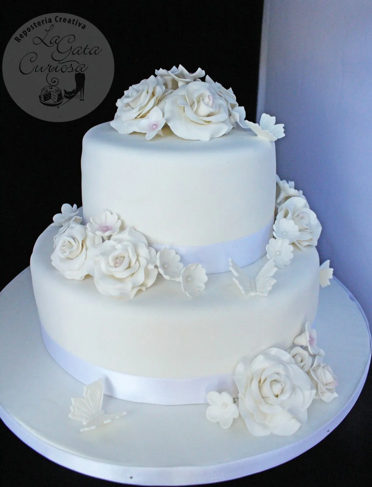 La Gata Curiosa: TARTA FONDANT BLANCA CON FLORES PARA UNA BODA La Gata Curiosa: TARTA FONDANT BLANCA CON FLORES PARA UNA BODA