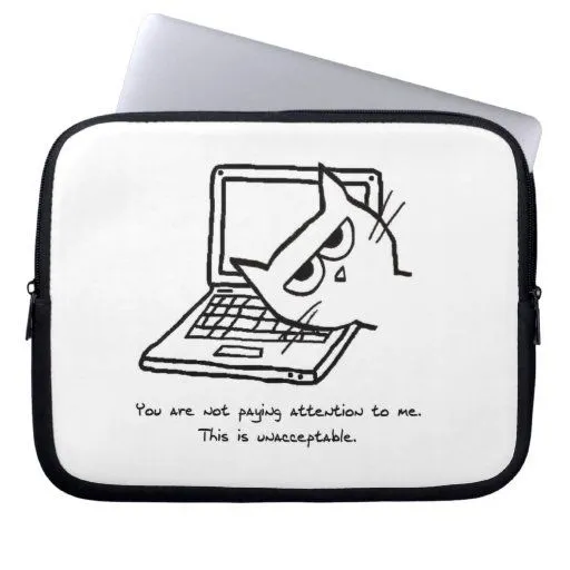 El gato enojado exige la atención fundas computadoras | Zazzle