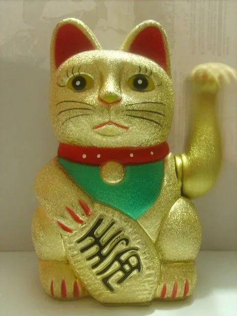 gato de la suerte gato chino con su mano moviendose d