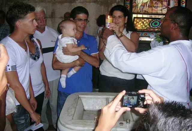 Por qué un gay comunista y ateo es padrino en un bautizo católico ... Por qué un gay comunista y ateo es padrino en un bautizo católico ...