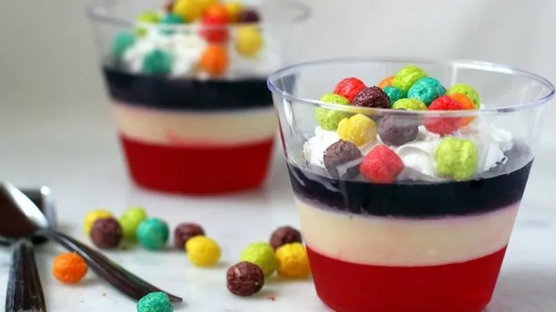 Gelatina de Colores con Crema y Mini Trix™ | QueRicaVida Gelatina de Colores con Crema y Mini Trix™ | QueRicaVida