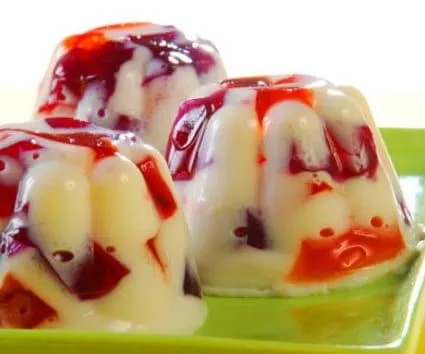 Gelatina de leche condensada y tutti-frutti - Recetín Gelatina de leche condensada y tutti-frutti - Recetín