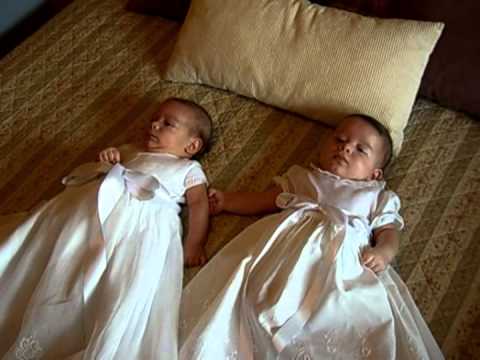 Gemelos vestidos para su bautizo - YouTube