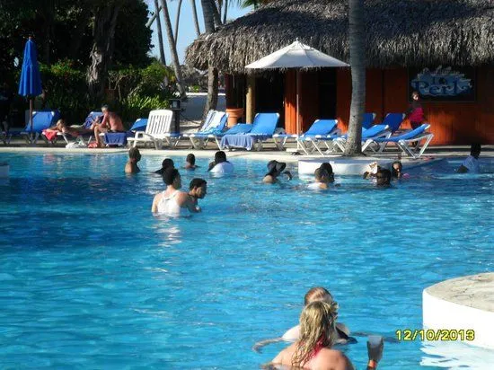 gente bañandose con ropa en la piscina: fotografía de Natura Park ...