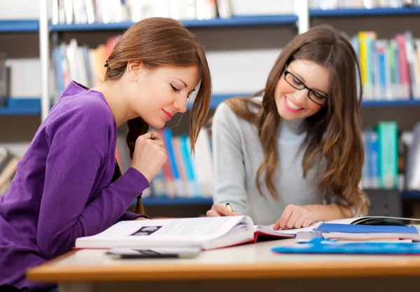 gente estudiando juntos en una biblioteca — Foto stock ...