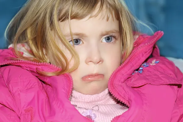 gesto triste en retrato de niña pequeña rubia — Foto stock ...