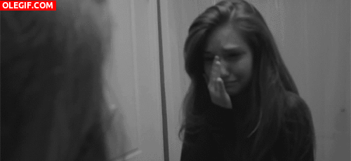 GIF: Chica llorando frente al espejo (Gif #845)
