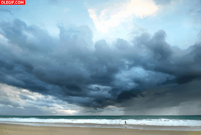 GIF: El movimiento del mar y las nubes (Gif #1322)