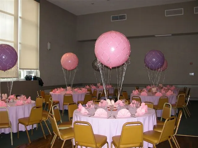 Globos aerostáticos como centros de mesa - LaCelebracion.com
